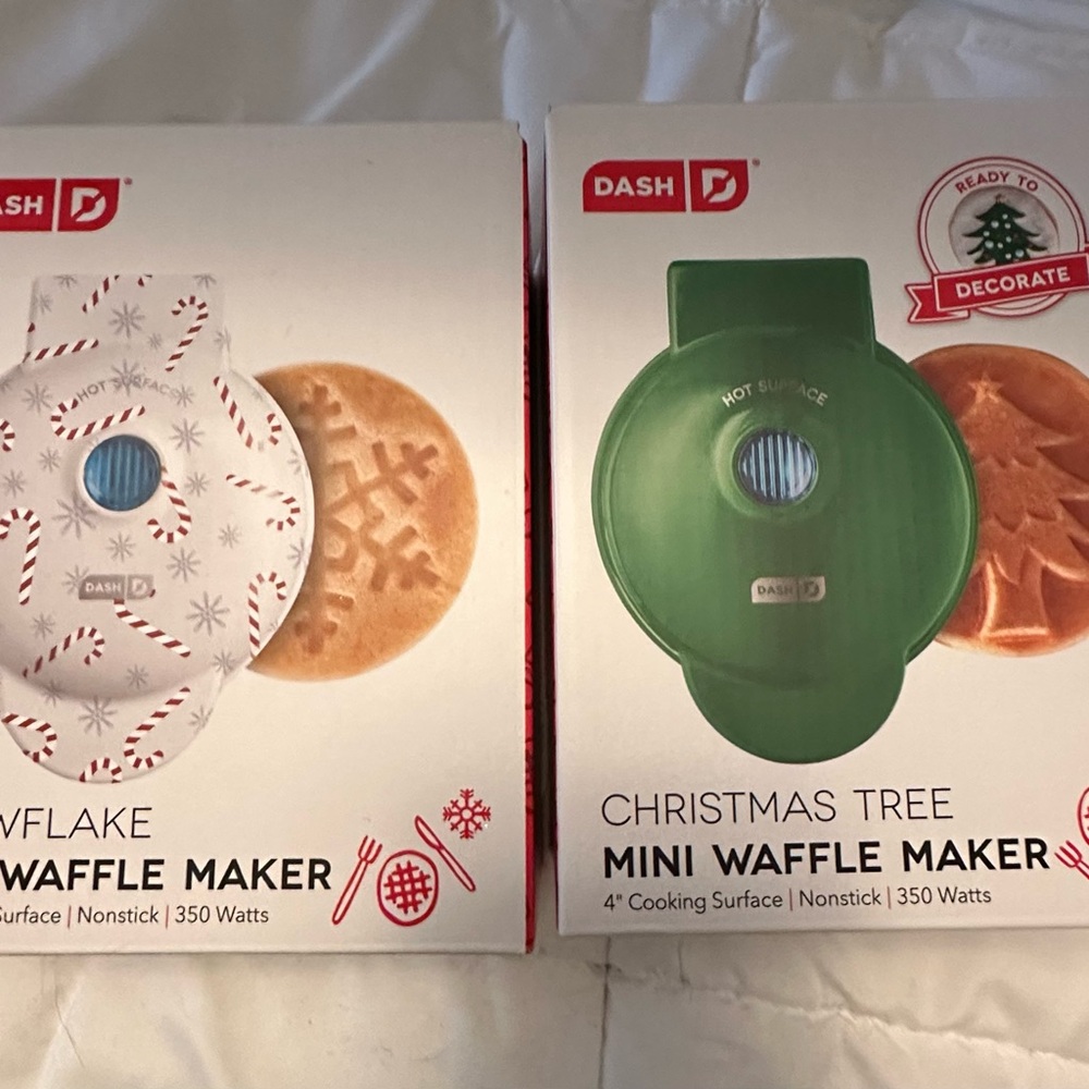 Dash Mini Waffle Maker Christmas Tree- snowflake ❄️ ⛄️☃️